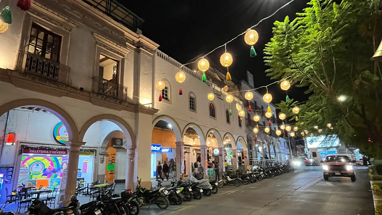 Los portales de Ciudad Hidalgo por la noche